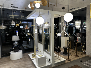 Salon Firmowy KOMA Gdynia Kaczewska 4  Zdjęcie ekspozycji pokazuje przekrój oferty nowoczesnego oświetlenia premium – łączy funkcjonalność i dekoracyjność.