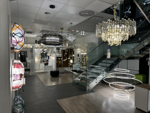 Wnętrze salonu oświetlenia KOMA Gdynia Redłowo – ekspozycja designerskich lamp, nowoczesnych żyrandoli LED, kolorowych kinkietów i ekskluzywnych żyrandoli kryształowych. Showroom w Gdyni prezentuje szeroki wybór oświetlenia: od geometrycznych lamp wiszący